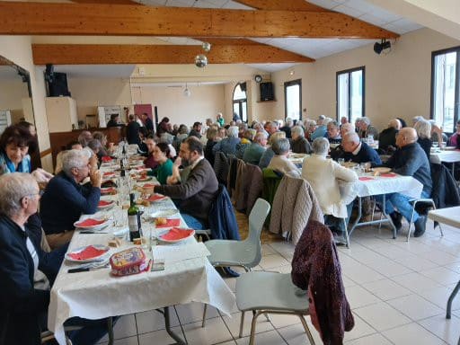 Le repas Garbure dans la salle des fêtes de Galapian